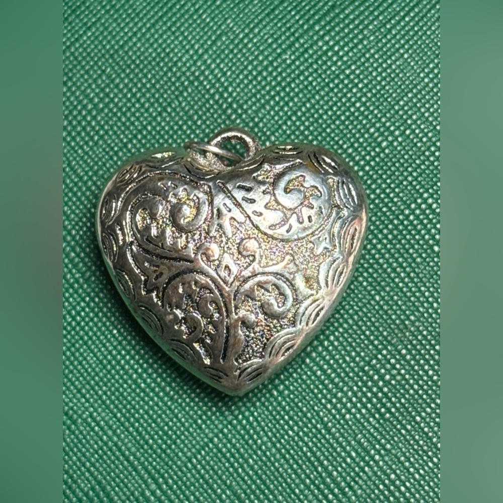 Silver‎ Tone Chunky Lightweight Heart Pendant